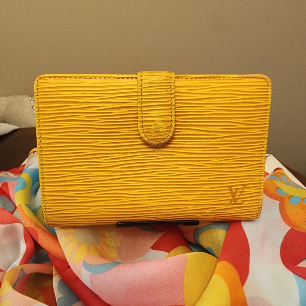 Louis Vuitton Epi Leather Kiss-lock Wallet